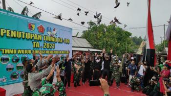 Pelepasan Merpati Tandai Penutupan TMMD 110 Bojonegoro Tahun 2021